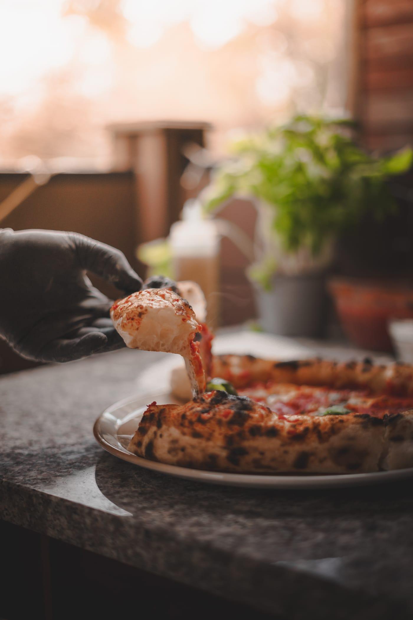 Egy szelet pizza, nyúlik a mozzarella